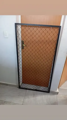 Porta com rede proteção sobre medidas no esquadrilha de alumínio removível