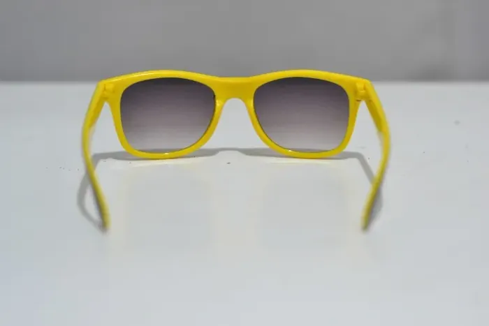 Óculos estilo wayfarer amarelo sem marca