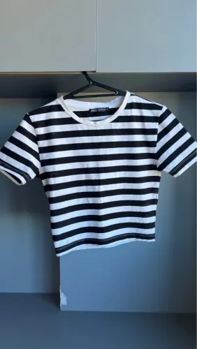 Blusa cropped  listrado zara 