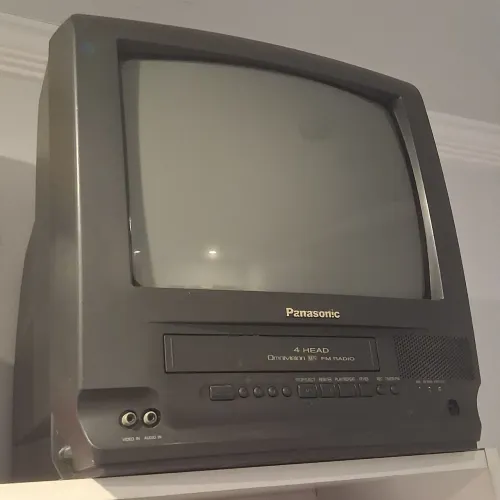 TV Panasonic 14" com VHS ( Em perfeito estado )