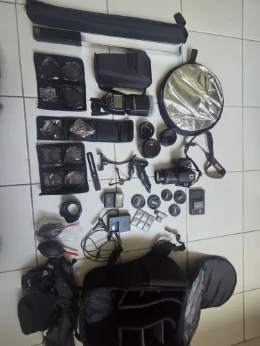 Câmera Canon SL3 e equipamentos fotográficos