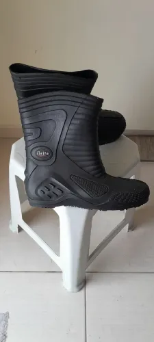 Bota feminina motoqueira.