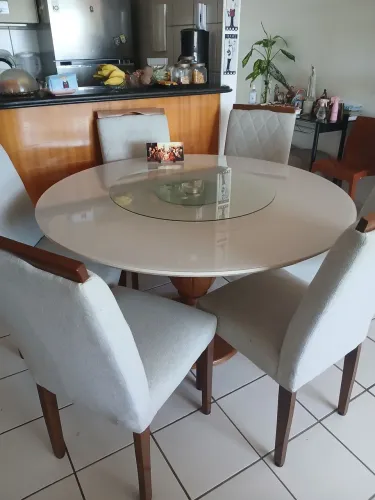 Mesa de madeira com 06 cadeiras motivo mudança