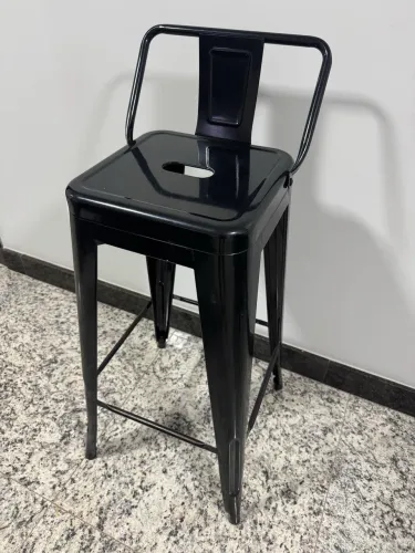 Banqueta alta preta em metal
