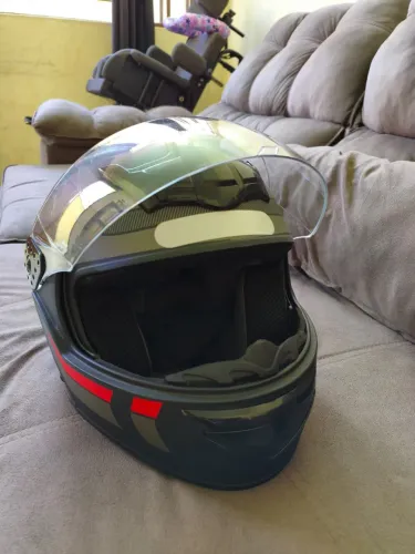 Capacete Tamanho 58 ( está novinho)