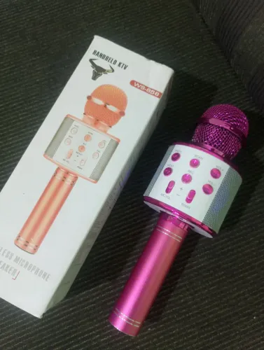 Microfone bluetooth na cor rosa