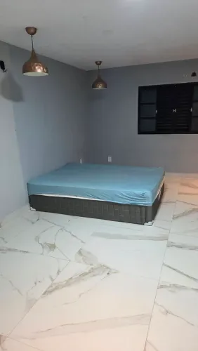 Aluga-se uma casa no bairro Parque 10 por trás da rua do comércio 