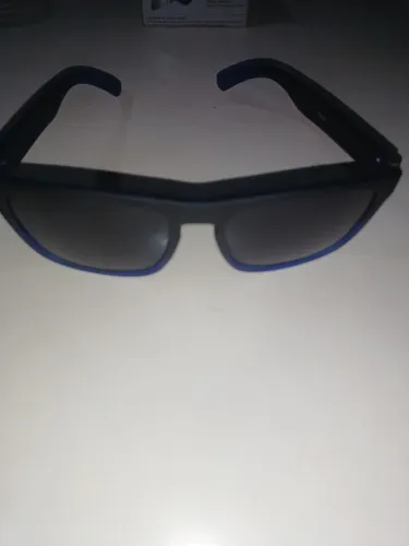 Óculos de sol azul e preto