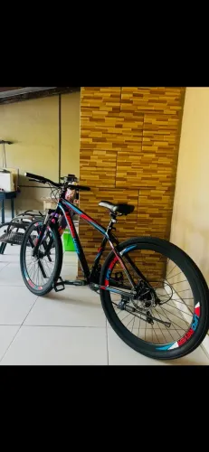 Vende se uma bicicleta seminova