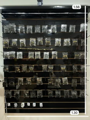 PAINEL EXPOSITOR PARA LOJA COM LED - FÓRMICA PRETA