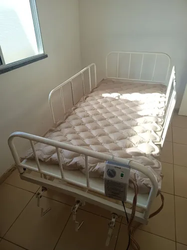 Colchão pneumático com bacia inflavel para lavar a cabeça.