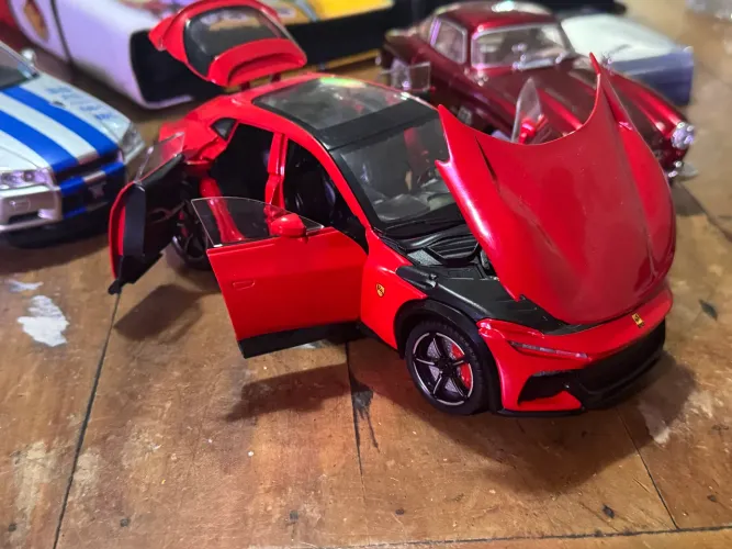 Carrinho Miniatura escala 1/24 - Ferrari Purosangue