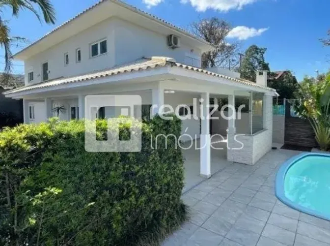 Casa de 4 dormitórios bairro Rio Tavares em Florianópolis