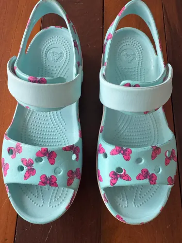  Sandália Crocs de borboleta 