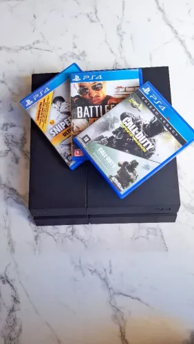 PlayStation 4 (PS4) + 1 Controle + 3 Jogos + Cabos - Pouco Usado