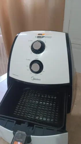 Air Fryer Midea 4 litros - 180 reais