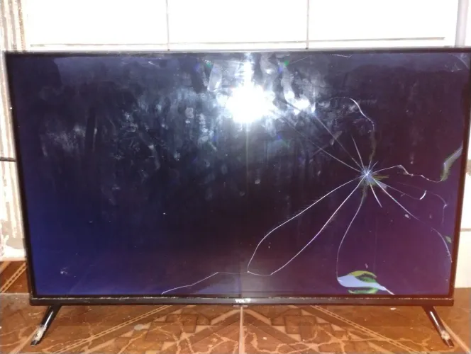 Televisão TCL 32 polegadas para retirada de pessas