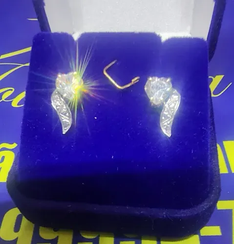 Brincos Diamantes 1 mm Zircônia 5 mm Ouro Branco e Ouro Amarelo 18 Kilates Peso 2.57 Grama