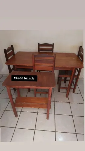 Mesa de jantar com 4 cadeira de madeira em perfeito estado + uma de brinde