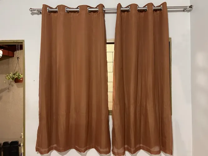 2 Cortinas com Varão Metálico - R$ 180