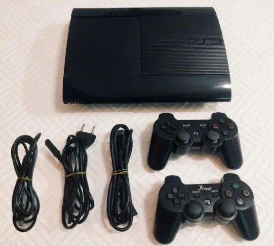 PS3 super slim com 20 jogos, 2 controles e 3 cabos