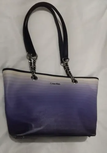 bolsa calvin klein na cor azul em degradê com alças em correntes em prata