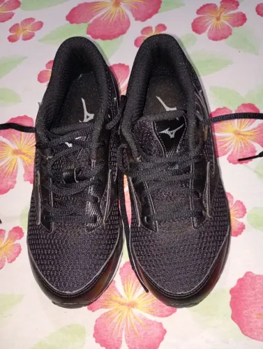 Tênis preto tamanho 34 da marca diadora