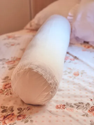 Rolo de cama tokstok com capa creme