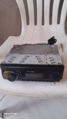 Vendo um pioneer com defeito fusion o auxiliar a rádio tem que ajeitar 