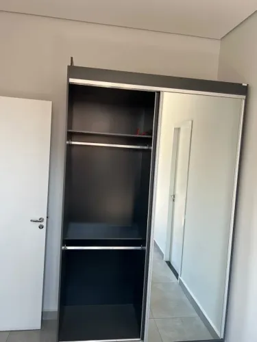 Guarda-roupa com espelho