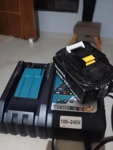 Vende se uma bateria e um carregador da marca Makita