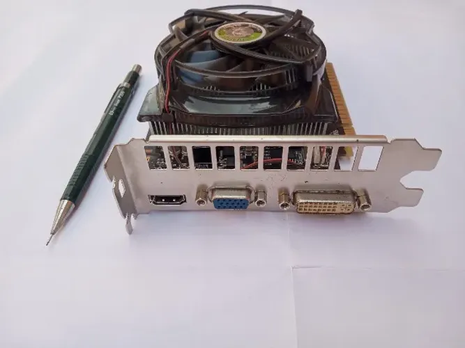 Placa de Vídeo- Geforce GTS 450 2GB DDR3