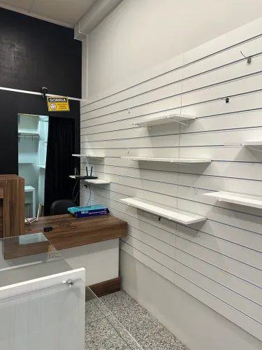 Móveis para Loja: Estantes, Painéis, Expositor, Caixa, Vitrine com Iluminação, Prateleiras
