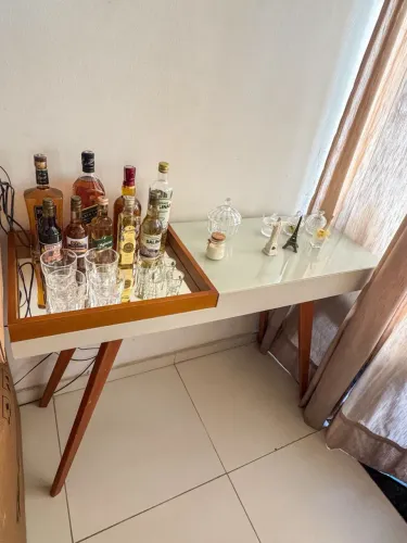 APARADOR COM BANDEJA ESPELHADA