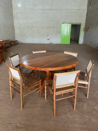 Mesa de jantar redonda em madeira
