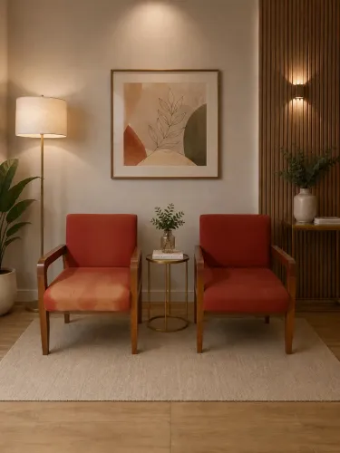 Par de Poltronas Estilo Mid-Century em Madeira Maciça - Design Elegante