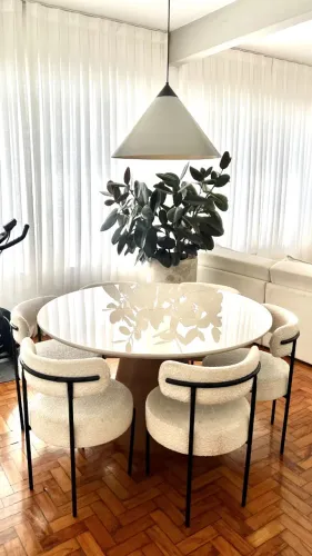 Mesa de Jantar Redonda 6 Lugares Tampo de Vidro Pé em Couro - Vidro Trincado