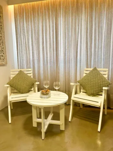 Cadeiras e Mesa em Laca - TOK STOK