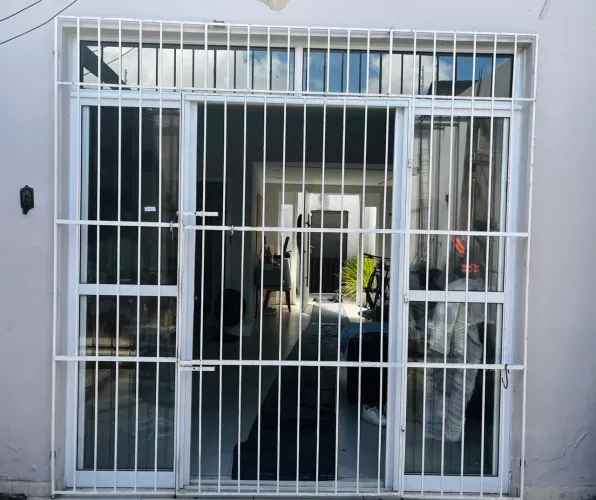 Porta de vidro com grade