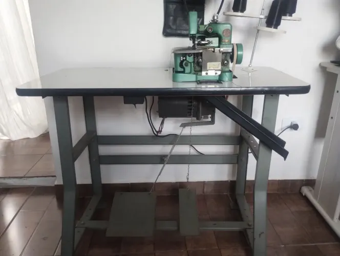 Máquina de costura overclock semi industrial com mesa e pedal motor industrial