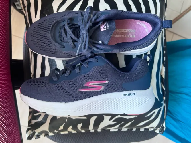 Vendo Tênis feminino tamanho 35 skechers