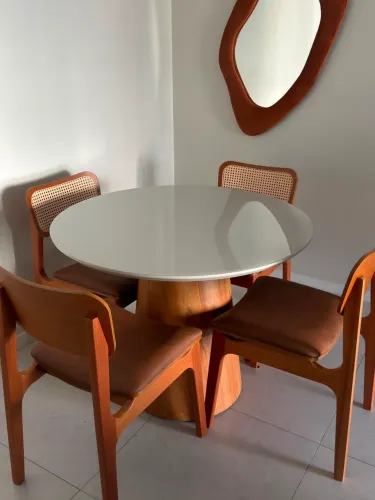 Jogo de mesa de jantar com 4 cadeiras