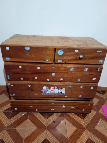 Cômoda de madeira com pequenas avarias