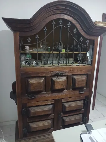 Movel estante tipo capela vinhatico