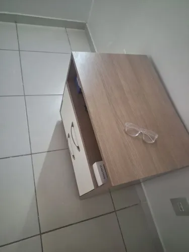 Mesa de cabeceira criado mudo