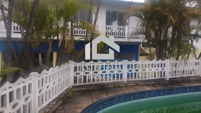 Sobrado amplo, com piscina e quadra - 30 vagas