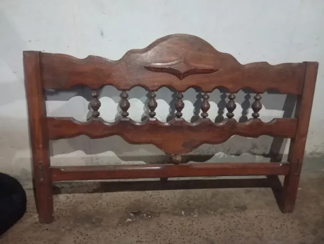 Cama de madeira maciça