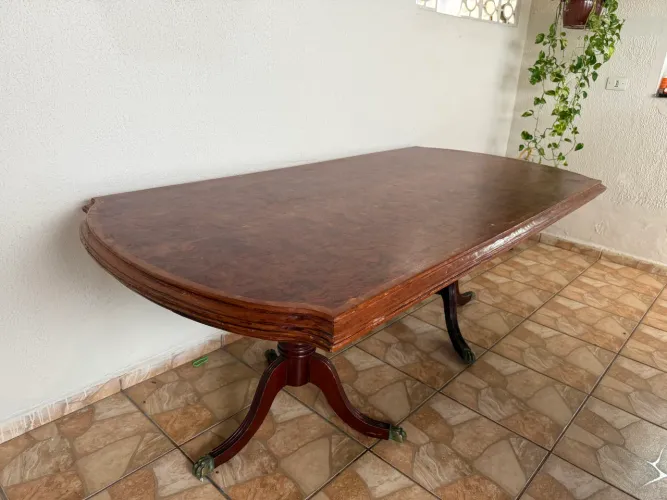 Mesa de madeira (sem cadeiras)