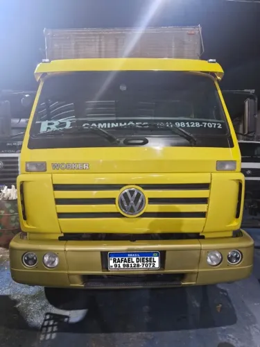 Vw 13-180 6x2 com baú