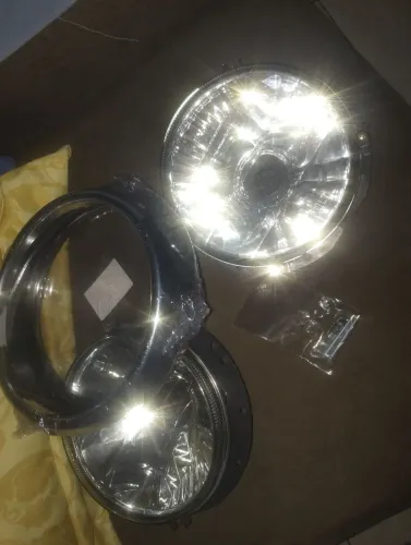 Farol de Fusca com aro e parafuso